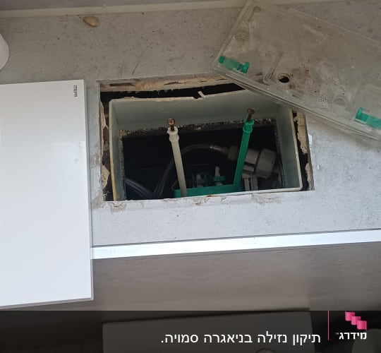 פתח גישה לצנרת מעל אסלה בחדר אמבטיה